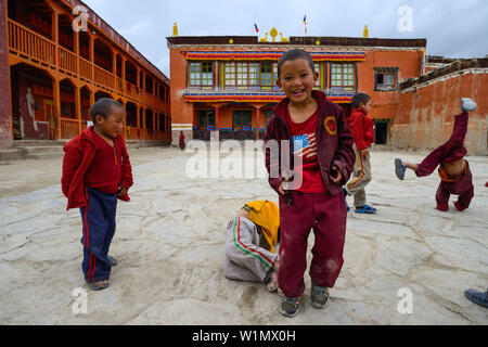 Novizi, giovani monchs in Lo Manthang (3840 m), ex capitale del regno del Mustang e la residenza del Re Raja Jigme Dorje Palbar Bista nel Foto Stock