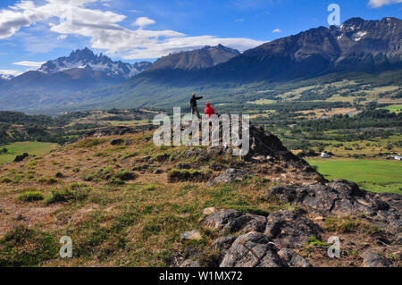 Gli escursionisti a trekking attraverso le montagne di Cerro Castillo, Carretera Austral, Región Aysén, Patagonia, Ande, Cile, Sud America Foto Stock