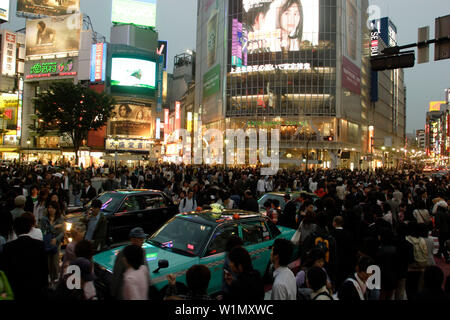 La gente di affari, l'ora di punta, taxi, grande incrocio di fronte alla Stazione di Shibuya, Hachiko Exit, alla metropolitana, metro e stazione, la linea JR Yamanote,Tokio, Foto Stock