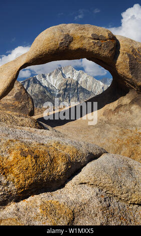 Picco Tunnabora, Mobius Arch, Alabama Hills, nahe Lone Pine, Sierra Nevada, Kalifornien, STATI UNITI D'AMERICA Foto Stock