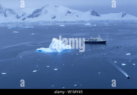 Nave da crociera World Discoverer, , Paradise Bay, Penisola Antartica Antartide Foto Stock