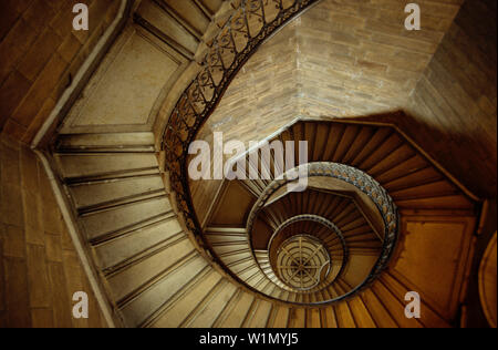 La scala a chiocciola in una torre, Basilica Notre Dame de Fourviere, Lione, Francia Foto Stock