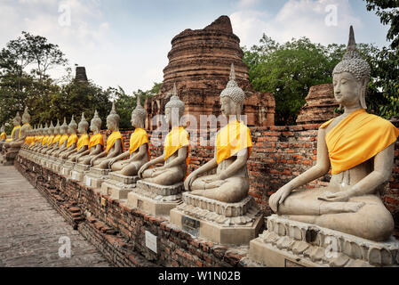 Buddha avvolto con vesti di seta di Wat Yai Chai Mongkol, Ayutthaya, Thailandia, Sud-est asiatico, patrimonio mondiale dell UNESCO Foto Stock