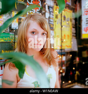 Giovane donna che guarda la fotocamera, ritratto Foto Stock