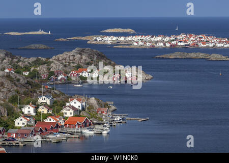 Vista da Rönnang sull'isola Tjörn oltre il mare del Nord a Klädesholmen, Bohuslän, Västergötland, Götaland, sud della Svezia, Svezia, Scandinavia, Northe Foto Stock