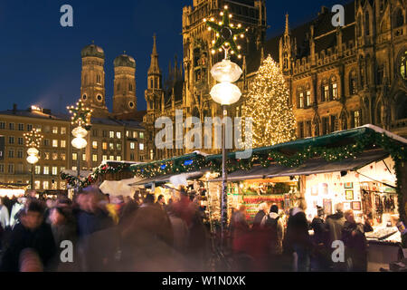 Il mercatino di Natale sulla Marienplatz, Monaco di Baviera, Germania Foto Stock