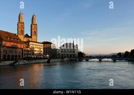 Grossmünster Chiesa e Limmatquai, Zurigo, Svizzera Foto Stock