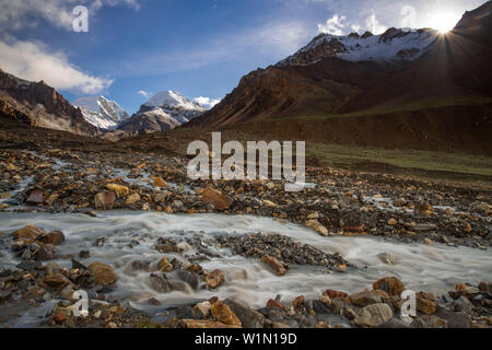 High Camp, il Campo Base del 4900 m accanto al flusso Labse Khola sul modo da Nar su Teri Tal a Mustang con vedute di Khumjungar Himal sinistra (6759 m Foto Stock