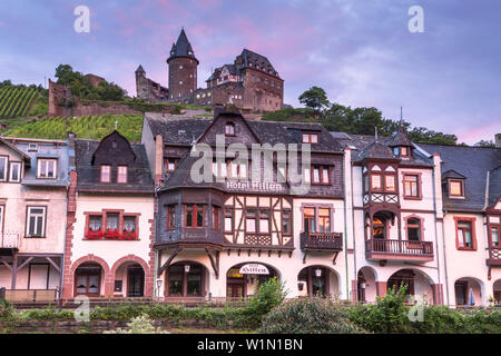 Burg Castello Stahleck sopra la città vecchia di Bacharach dal Reno, Valle del Reno superiore e centrale, Rheinland-Palatinate, Germania, Europa Foto Stock