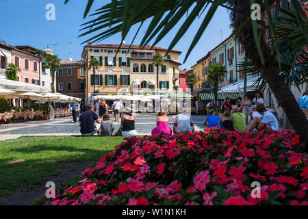 Sirmione, Piazza Giosue Carducci, Lago di Garda, Brescia, Lombardia, Italia, Europa Foto Stock