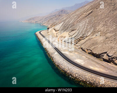 Strada costiera e mare di Musandam Governatorato di Oman vista aerea Foto Stock