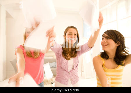 Le ragazze adolescenti (14-16) gettando documenti attraverso la camera Foto Stock