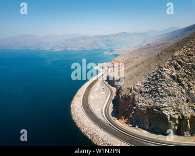 Strada costiera e mare di Musandam Governatorato di Oman vista aerea Foto Stock