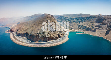 Scenic autostrada costiera e fiordi di Musandam in Oman vista aerea Foto Stock