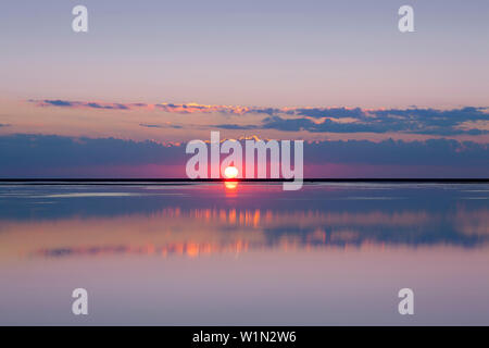 Sera nuvole riflettono in appartamenti vicino a Faro Westerhever, penisola di Eiderstedt, Schleswig-Holstein, Germania Foto Stock