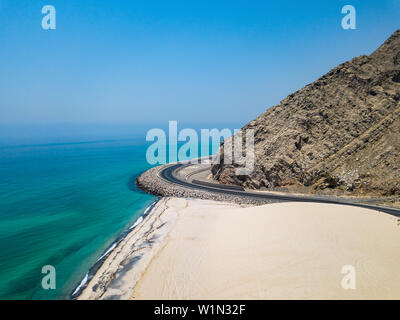 Strada costiera e mare di Musandam Governatorato di Oman vista aerea Foto Stock