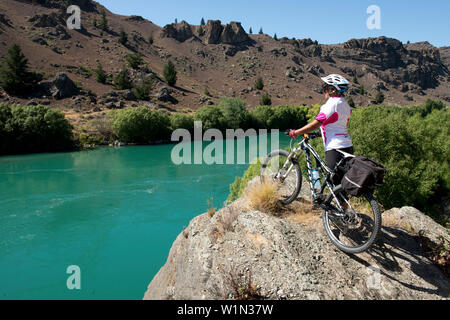 La Roxburgh Bike Trail seguendo il Fiume Clutha attraverso una profonda gola, Otago, Isola del Sud, Nuova Zelanda Foto Stock