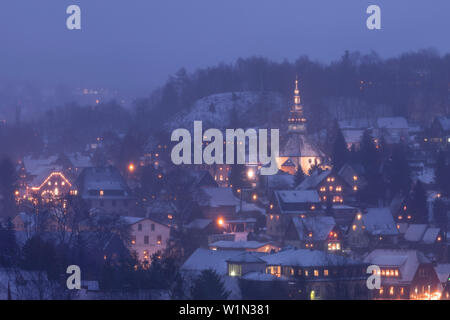 Vista notturna della città di montagna di Seiffen in inverno con le luci di Natale e la chiesa di montagna di Seiffen, Monti Metalliferi, Sassonia, Germania Foto Stock