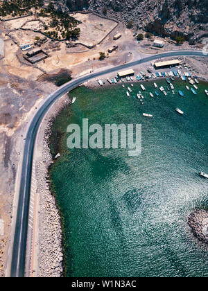 Scenic autostrada costiera e fiordi di Musandam in Oman vista aerea Foto Stock