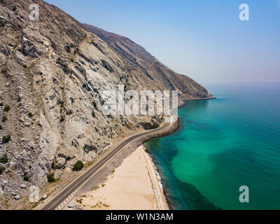 Strada costiera e mare di Musandam Governatorato di Oman vista aerea Foto Stock