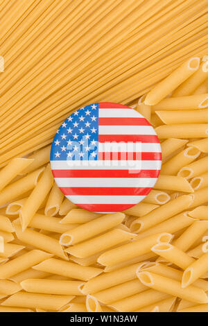 Maggio 2019 noi propone tariffe commerciali imposte sulle importazioni UE di pasta. Metafora USA-UE controversia commerciale, Trump guerra commerciale, le tasse di importazione dall'America, a stelle e strisce Foto Stock