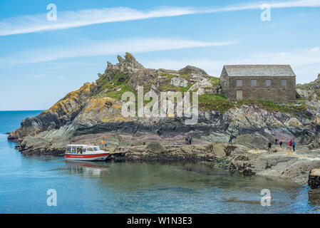 La net loft sulla Cappella Rock all'entrata a Polperro Harbour in Cornovaglia, Inghilterra, Regno Unito. Foto Stock