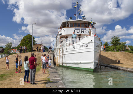 Steamboat storico Juno nel blocco del canale Goeta, Berg, vicino a Linkoeping, oestergoetland, sud della Svezia, Svezia, Scandinavia, Europa settentrionale Foto Stock