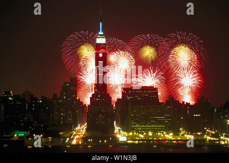 Feuerwerk, 4° luglio, Empire State Building a Manhattan, New York City, Stati Uniti d'America Foto Stock