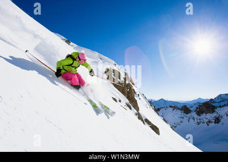 Sciatore femmina freeride, Gemsstock regione sciistica, Andermatt, Canton Uri, Svizzera Foto Stock