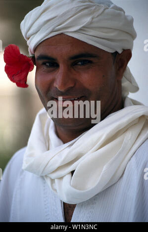 Uomo in abiti tradizionali, Tunisia Foto Stock