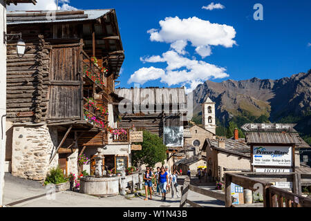 Saint Veran, uno dei più bei villaggi di Francia, Guillestre, Queyras, Regione Provence-Alpes-Côte d'Azur, Hautes-Alpes, Francia, Europa Foto Stock