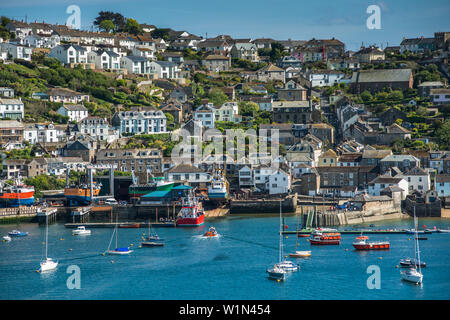 La piccola città costiera di Fowey con case in collina. Cornwall, Regno Unito. Foto Stock