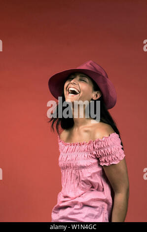 Ridendo giovane donna Foto Stock