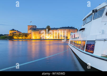 Traghetto di fronte alla fortezza Kastell a Vaxholm, arcipelago di Stoccolma, Uppland, Stockholms terra, a sud della Svezia, Svezia, Scandinavia, Europa settentrionale Foto Stock