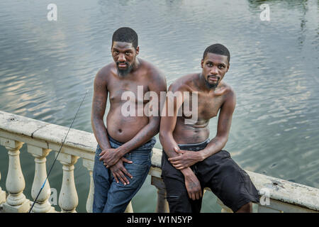 2 African American uomini mettere in pausa da pesca sul fiume Schuylkill dal Philadelphia Art Museum Foto Stock