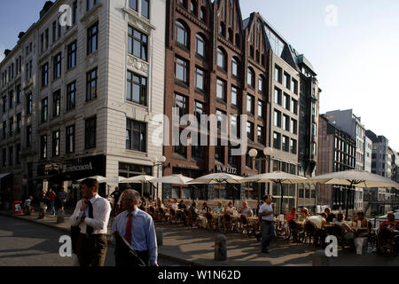 La gente di affari attraversando Poststrasse, Poststrasse, bar, ristorante, cafè sul marciapiede, la città di Amburgo Foto Stock