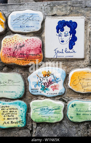 Keramic piastrelle firmate da illustri personaggi che hanno visitato il luogo negli ultimi decenni il Muretto di Alassio, Alassio, Provincia di Savona e la Riviera di Ponente, Li Foto Stock