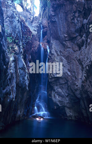 Una persona di balneazione in Mac Pool Micking, El Questro Gorge, altopiano di Kimberley, Australia Foto Stock