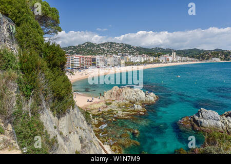 Vista da rocce di Cala Banys per la città e la spiaggia playa (Platja de Lloret, Mare mediterraneo, Lloret de Mar, Costa Brava Catalogna Foto Stock