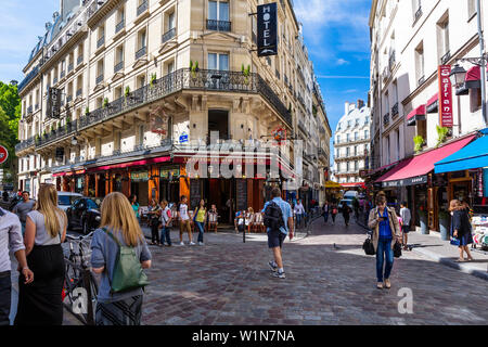 Le strade di Parigi con street cafes e ristoranti, trattorie, Parigi, Francia, Europa Foto Stock