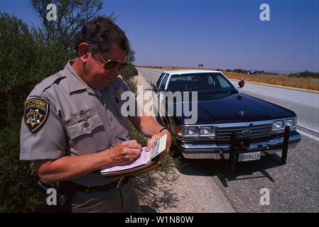 Accelerando il biglietto su autostrada 101, Highway Patrol vicino a King City California USA Foto Stock