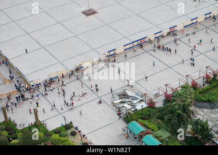 La gente vicino al confine dalla Cina continentale a Macao, Zhuhai, nella provincia di Guangdong, Cina Foto Stock