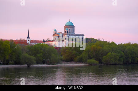 Vista sul fiume Danubio alla Basilica di Esztergom e castello da Esztergom , Ungheria , in Europa Foto Stock