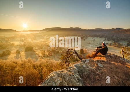 Escursionista godendo la vista da Wachtfels, Obersteinbach, Francia Foto Stock