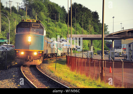 Treni passeggeri da Prince George si avvicina alla piattaforma. Prince Rupert. British Columbia. In Canada. Foto Stock