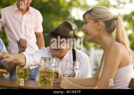 Amici in beergarden, Fingerhakeln, Starnberger See Baviera, Germania Foto Stock