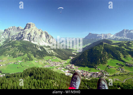 Parapendio su Corvara Dolomiti Alta Badia Alto Adige. Italia Foto Stock