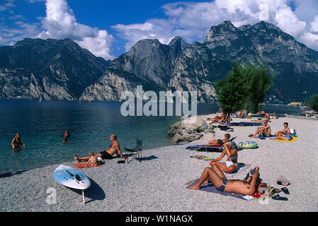 La gente sulla riva del lago di Como, Torbole, Lago di Garda Trentino, Italia Foto Stock