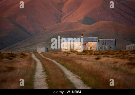 Distanza stazione di ovini nelle montagne della gamma Hawkdun, Otago, Isola del Sud, Nuova Zelanda Foto Stock