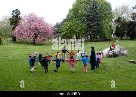 Asilo nido, bambini che giocano nel parco centrale, molla, Manhattan, New York, New York, Stati Uniti d'America, U.S.A. Foto Stock